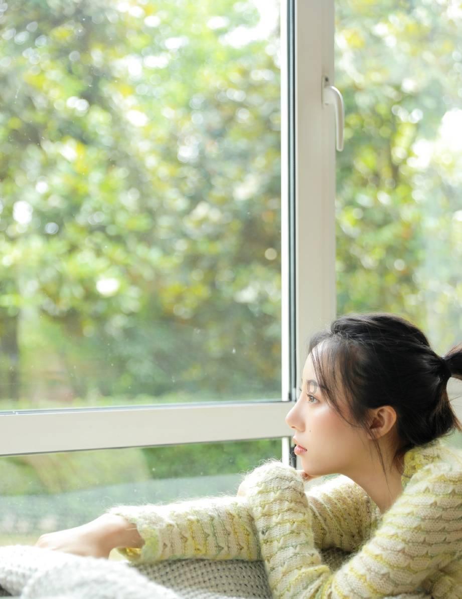 女友发个无语然后再发亲亲什么意思？游戏画面